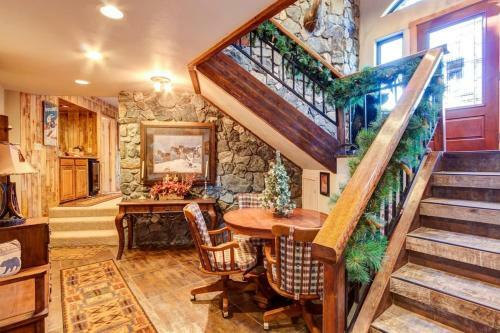 Luxurious & Spacious Home With Hot Tub - Sleeps 24