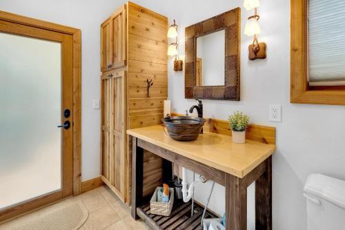 Majestic Lodge Retreat Amenities Views