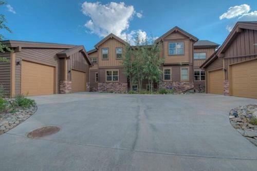 Creekside Home - Great Location & Private Hot Tub!