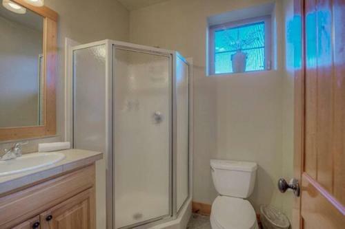Creekside Home - Great Location & Private Hot Tub!