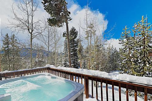 New Listing! Inviting Mountain Home With Hot Tub Home