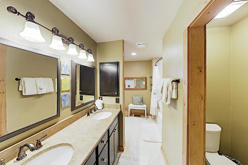 New Listing! Inviting Mountain Home With Hot Tub Home