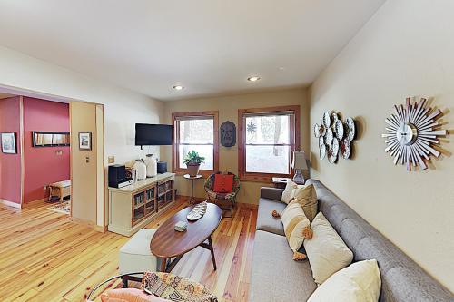 New Listing! Inviting Mountain Home With Hot Tub Home