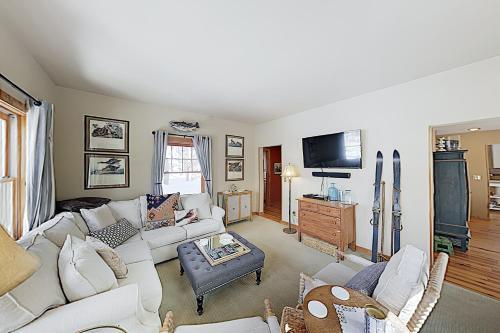 New Listing! Inviting Mountain Home With Hot Tub Home