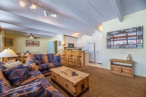 Stunning Lakefront Views - 2br Condo - Bbq And Fireplace!