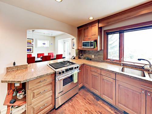 Grand 5,000 Square Foot 4br Mountain Home Home