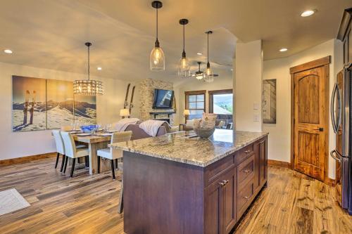 Upscale Getaway With Hot Tub, Walk To Main St