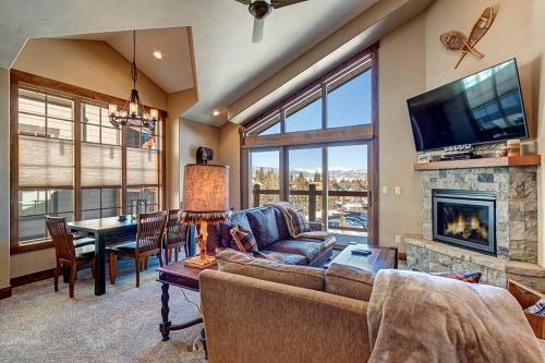 Frisco Sports Chalet B202