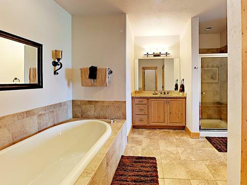 New Listing! Upscale Home On Grand Elk Fairway Home