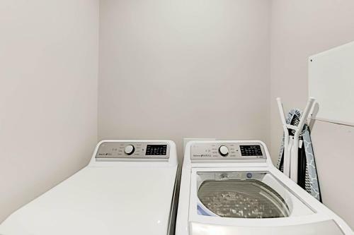 End-unit At Eagle Ridge - Mountain Views & Hot Tub Townhouse