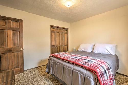 Rustic Cabin With Fireplace, 2 Mi To Grand Lake