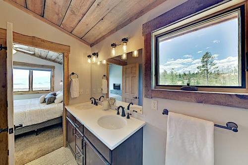 Stylish New Lake-view Home With Fireplace & Firepit Home