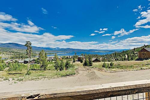 Stylish New Lake-view Home With Fireplace & Firepit Home