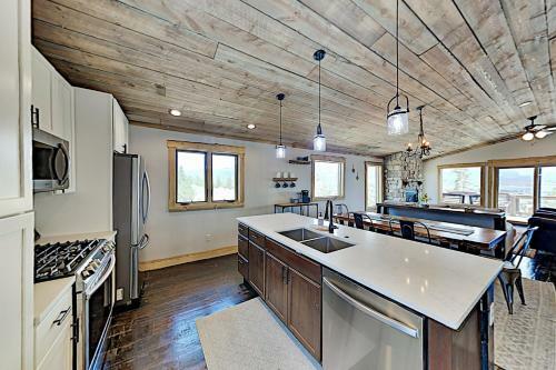 Stylish New Lake-view Home With Fireplace & Firepit Home