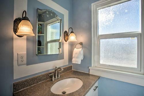 Adventure Home Base - 7 Blocks To Downtown!