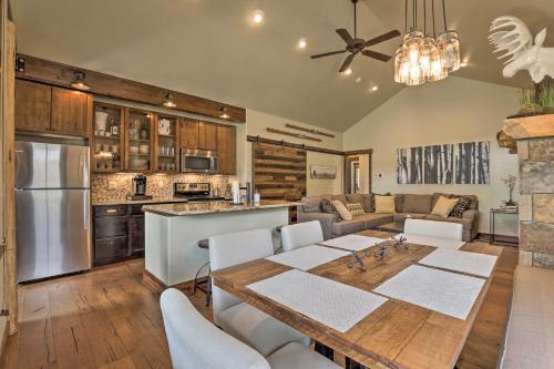 Walk To Main St And Marina From Updated Cabin!