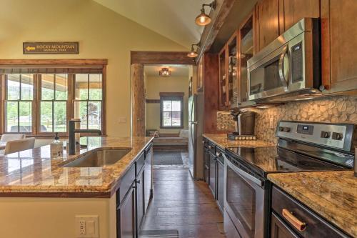 Walk To Main St And Marina From Updated Cabin!