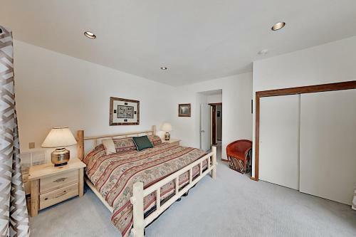 Keystone Ranch With Hot Tub, Sauna & Chef's Kitchen Home