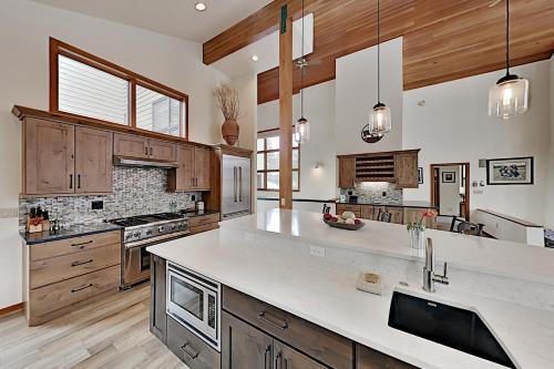 Keystone Ranch With Hot Tub, Sauna & Chef's Kitchen Home