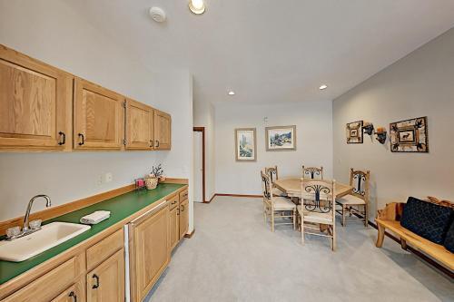 Keystone Ranch With Hot Tub, Sauna & Chef's Kitchen Home