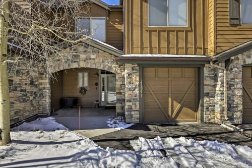 Modern Silverthorne Townhome With Hot Tub And Mtn Views