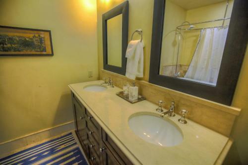 Prospect Falls Getaway - Effervescent Paradise Townhome