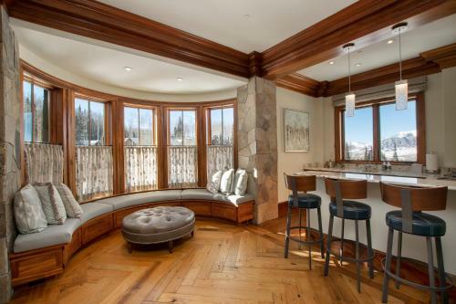 Lorian 4 - Luxurious Ski-in Ski-out Forest Condo