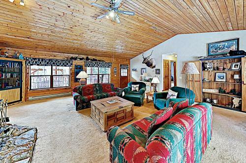 New Listing! Lovely Log Mountain Home With Fireplace Home