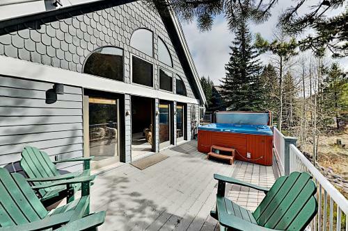 Expansive Mountain Getaway - Balcony & Hot Tub Home