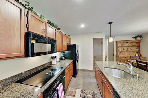 Expansive Mountain Getaway - Balcony & Hot Tub Home