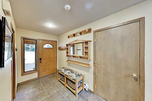 Expansive Mountain Getaway - Balcony & Hot Tub Home