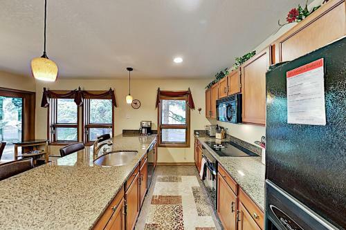 Expansive Mountain Getaway - Balcony & Hot Tub Home
