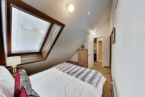 Expansive Mountain Getaway - Balcony & Hot Tub Home