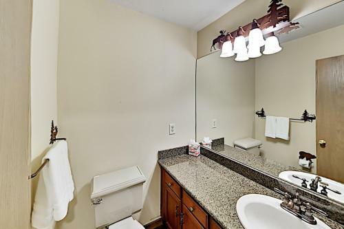 Expansive Mountain Getaway - Balcony & Hot Tub Home