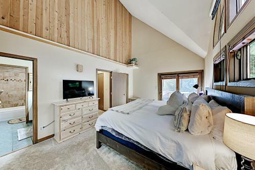 Expansive Mountain Getaway - Balcony & Hot Tub Home
