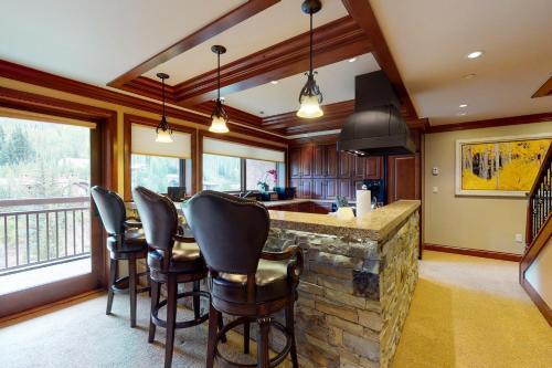 Lion Square Lodge South 750a