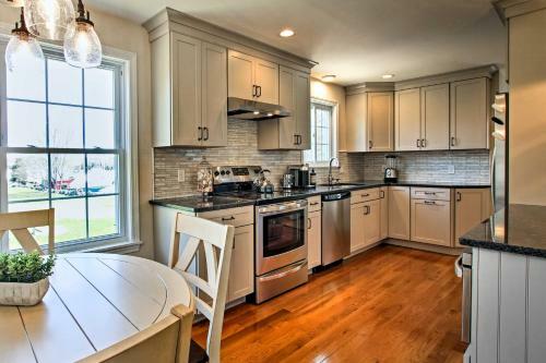 Pawcatuck Riverfront Home With Yard - Mins To Beach!