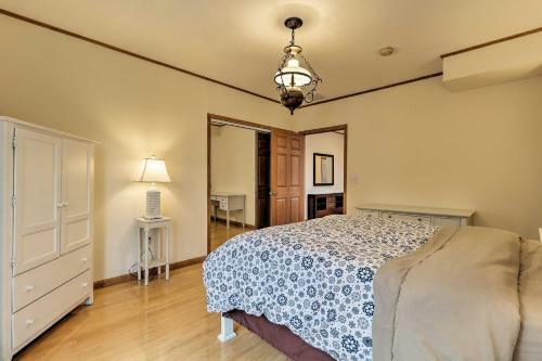 Masons Island Home With Balcony, Steps To Ocean