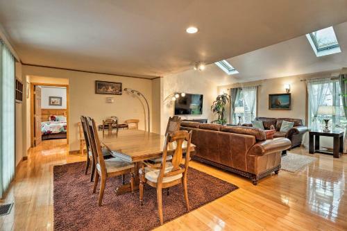 Masons Island Home With Balcony, Steps To Ocean