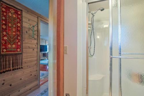 Niantic Getaway With Water Views - Walk To Beach
