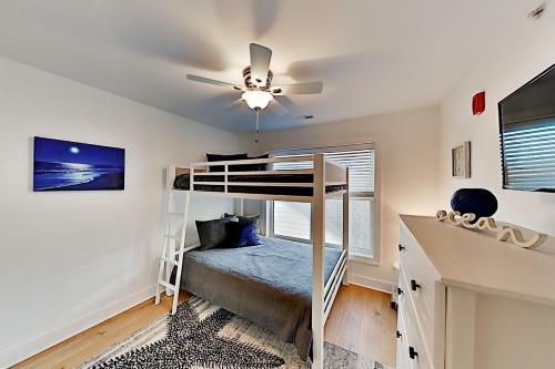 Walk To Beach! Modern Retreat With Rooftop Deck Townhouse