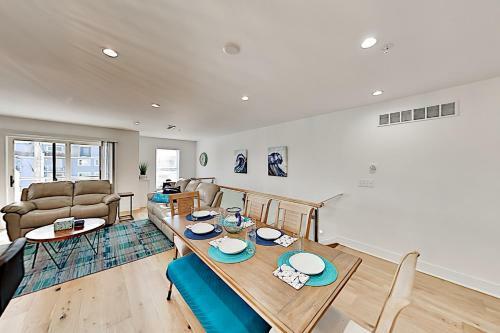Walk To Beach! Modern Retreat With Rooftop Deck Townhouse