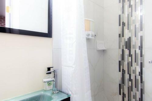 Apartamento ** Stacked Rowhome ** Up & Coming ** Convenience