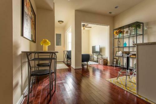 Apartamento ** Stacked Rowhome ** Up & Coming ** Convenience