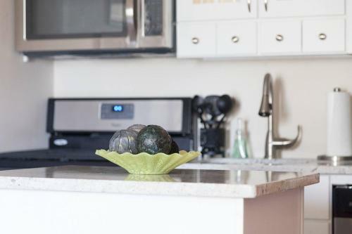 Apartamento ** Stacked Rowhome ** Up & Coming ** Convenience