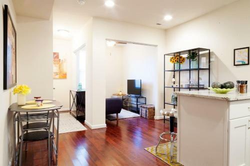 Apartamento ** Stacked Rowhome ** Up & Coming ** Convenience