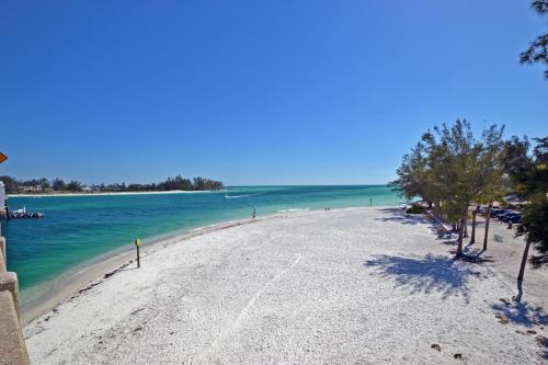 Beach Bungalow - East 2205