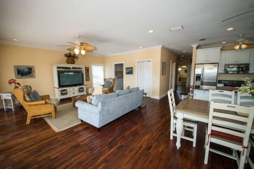 102 6th St S- Upstairs Home
