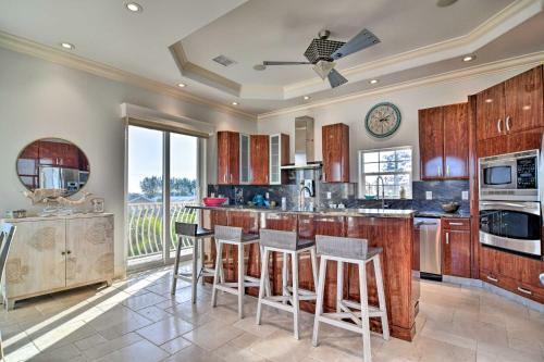 Townhome Located 200 Steps To A Locals-only Beach!