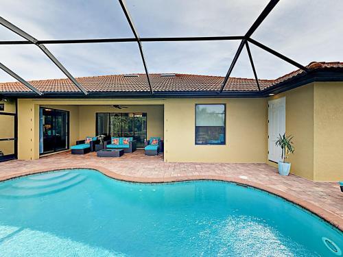 New Listing! Upscale Home With Caged Pool & Lanai Home